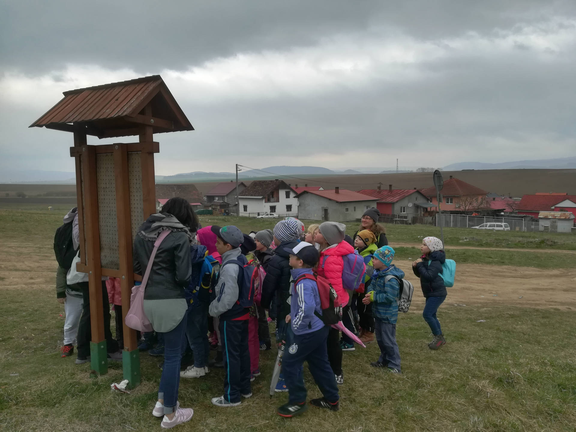 Žiaci si pozerajú trasu pochodu 