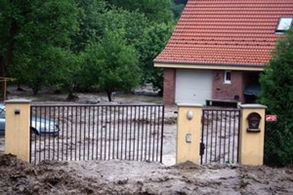 Nhla povodeň v obci po výdatných dažďoch 