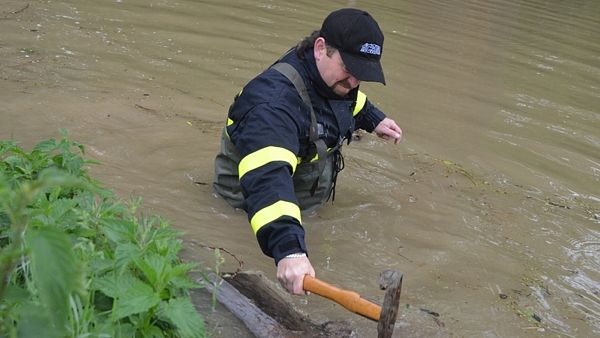 Záchranár pri povodni