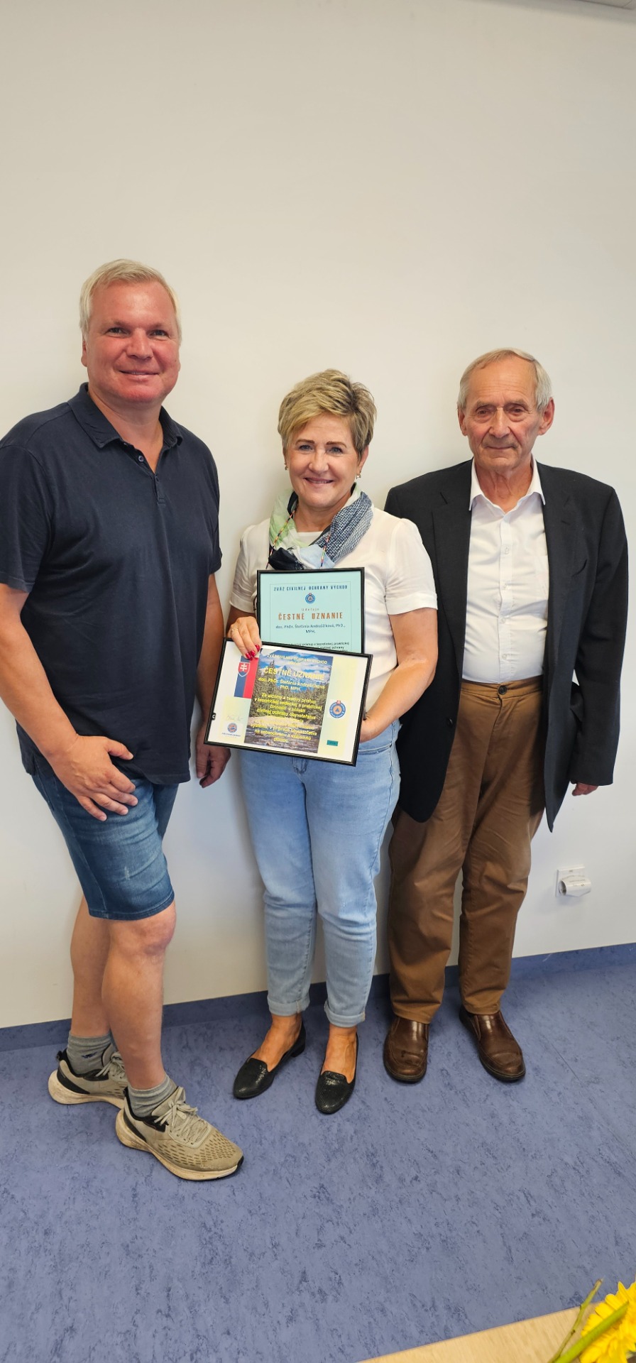 Dekanka fakulta zdravotníckych Odborov Prešovskej univerzity ocenená čestným uznaním Zväzu civilnej ochrany Východ p. doc. PhDr. Štefánia Andraščíková, PhD., MPH,